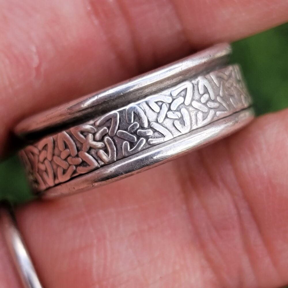 Vintage 925 sterling silver Irish Celtic knot spinner ring